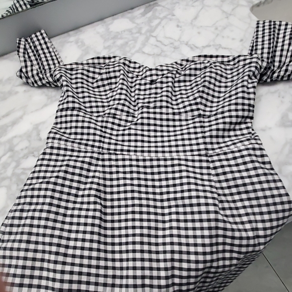 GUESS off the shoulder, zipper in back. - Picture 3 of 4